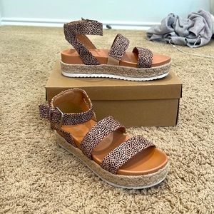universal thread sandals